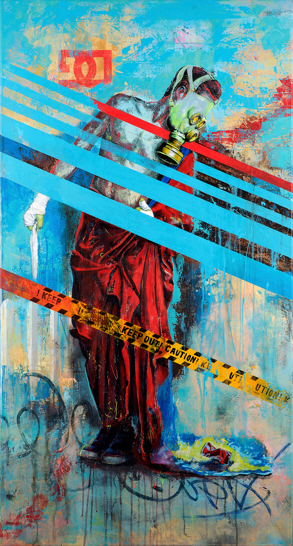 Figur in roter Draperie mit Gasmaske, von türkisblauen Diagonalen und Caution-Tape durchschnitten; urbanes Setting, Neonstimmung.