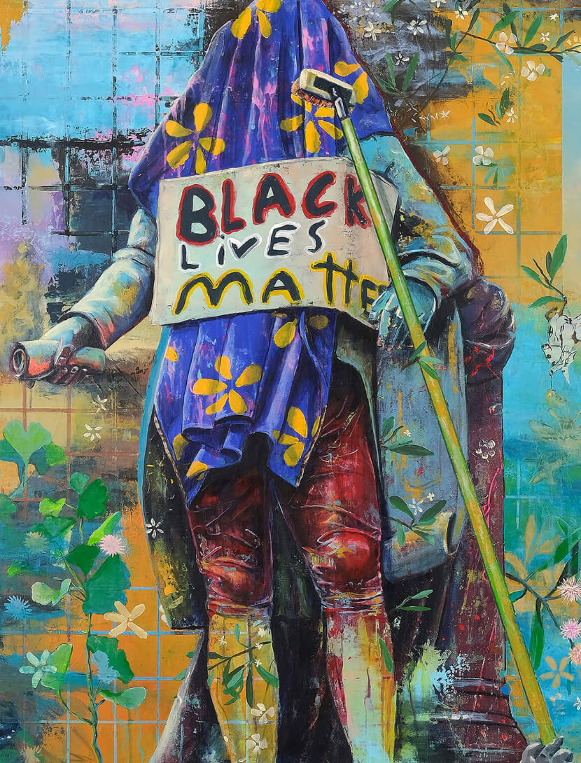 Denkmal eines Sklavenhändlers ist mit einem blauen Stofftuch verhüllt, auf dem ein handgemaltes Schild mit der Aufschrift 'Black Lives Matter' befestigt ist. 