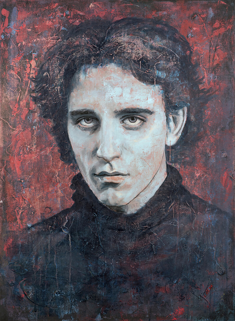 Porträtfigur in changierendem Licht, das Gesicht halb im Schatten, halb im Glanz. Eine ambivalente Aura aus Eitelkeit, Verletzlichkeit und Verfall.