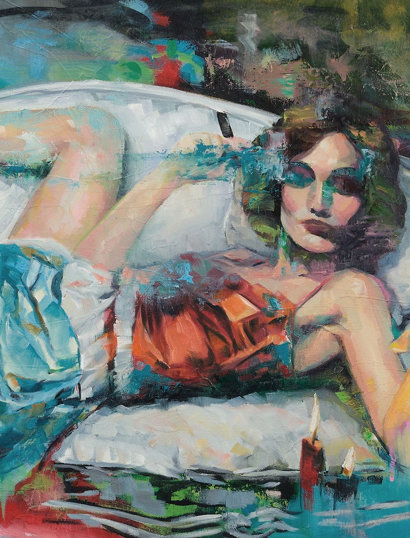 Eine Frau mit türkisfarbenem Kleid liegt entspannt auf einem weißen Sofa. Ihre Haltung raumeinnehmend. Die Szene wirkt luxuriös, rebellisch und gelassen.