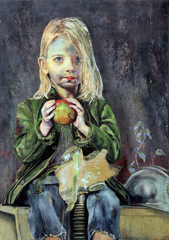 Blondes Kind mit ernstem Blick, hält einen Apfel in den Händen; abgetragene Kleidung, dunkler Hintergrund, Gasmaske und Helm als stille Mahnung im Bild. Symbol für Unschuld und Überleben.
