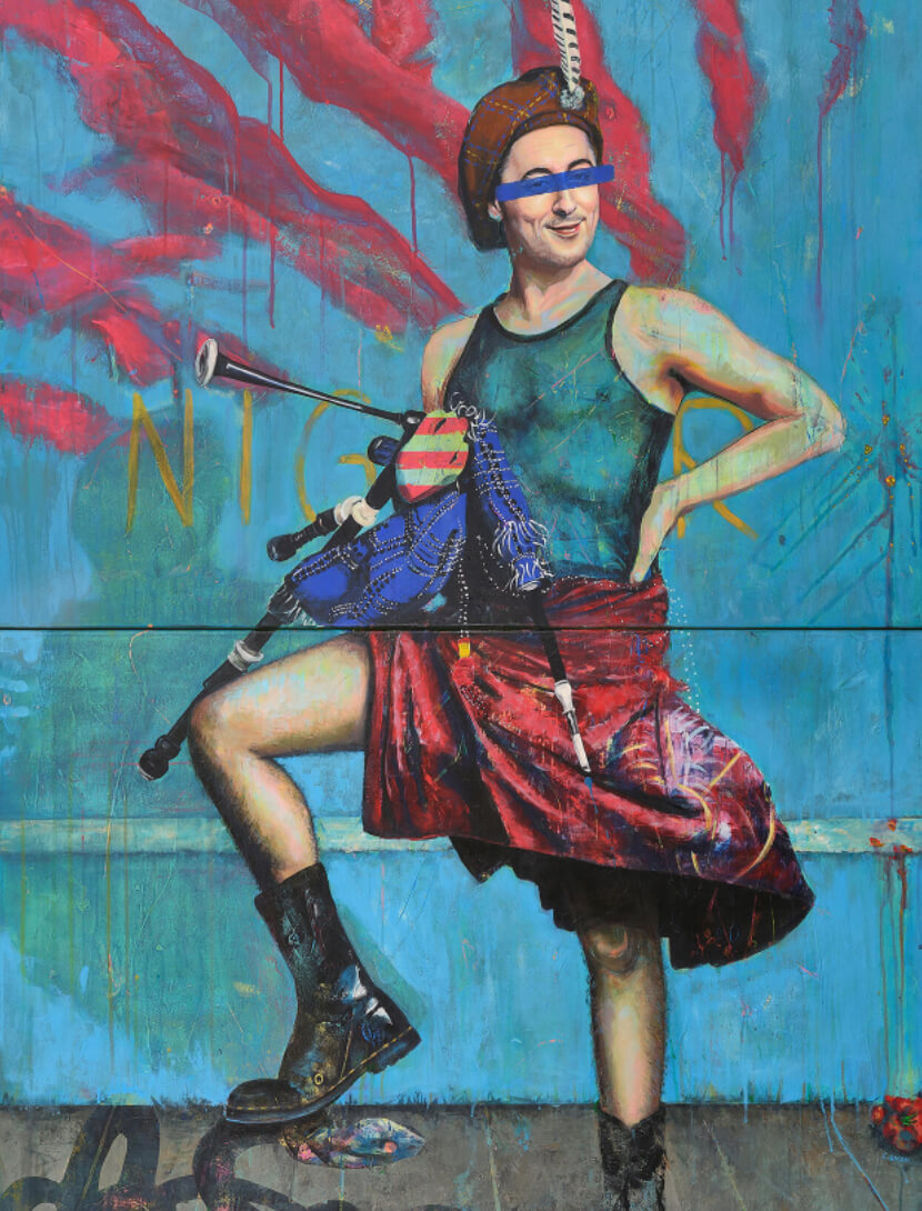 Ein Mann im karierten Rock – Alan Cumming – mit einem blauen Balken über den Augen. Eine Schlange windet sich unter seinem Stiefel.