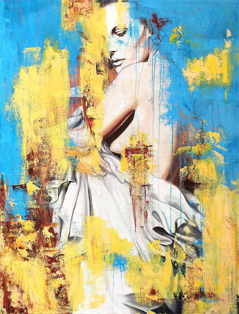 Halbfigur einer Frau im Profil, zartes Gesicht, nackter Rücken; weiße Draperie. Leuchtende Gelbflächen und himmelblaue Farbläufe überlagern das Bild, stellenweise Rostrot; Mischung aus Intimität und Stärke.