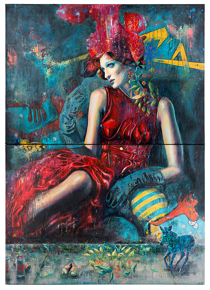 Gemälde einer Frau im roten Kleid, sitzt gemütlich im Sessel, Weinglas in der Hand. Graffiti Elemente im Hintergrund, Graffiti Spraydosen liegen auf dem Boden, ein blaues Zebra rennt
